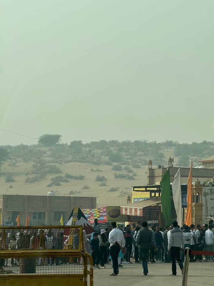 Massive dunes right behind, huge queues
