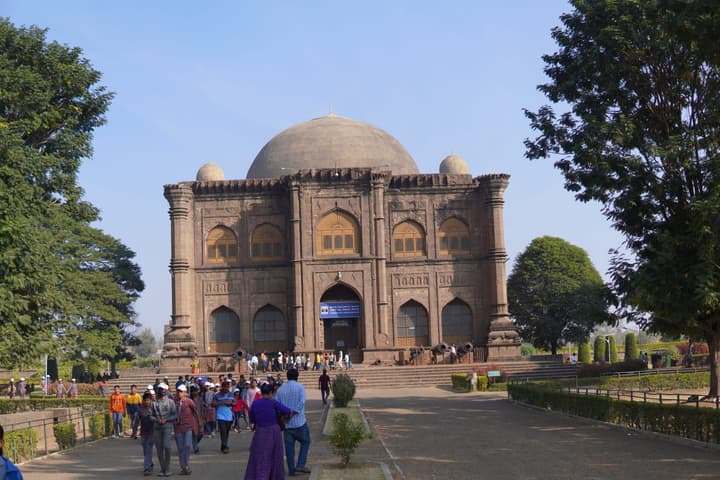 Gol Gumbaz, humans for scale